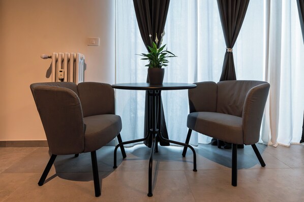 Deluxe Double Room, Balcony, Courtyard View | Living area