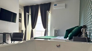 奢華雙人房, 陽台, 庭園景觀 | 迷你吧、筆電工作空間、遮光布/窗簾、隔音