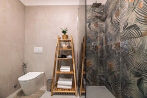 Chambre Deluxe double, balcon, vue sur la cour intérieure | Salle de bain | Séchoir à cheveux, pantoufles, serviettes fournies, savon