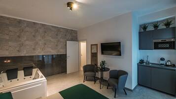 Doppia Luxury, balcone, vista cortile | Minibar, postazione laptop, tende oscuranti, insonorizzazione