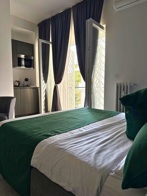 Luxury Double Room, Balcony, Courtyard View | Laptop workspace, blackout drapes, soundproofing, free WiFi