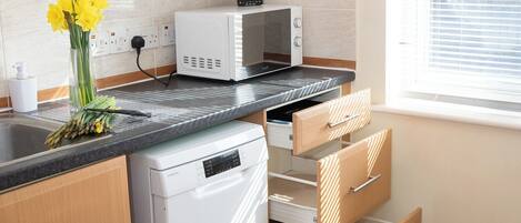 Een koelkast, een microgolfoven, een oven, een kookplaat