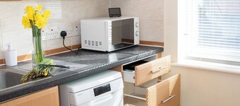 Yellow Haven | Spacious 3 Bd 3 Bath | Free Parking