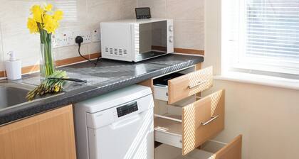 Yellow Haven | Spacious 3 Bd 3 Bath | Free Parking