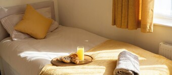 Yellow Haven | Spacious 3 Bd 3 Bath | Free Parking