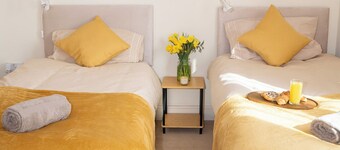 Yellow Haven | Spacious 3 Bd 3 Bath | Free Parking