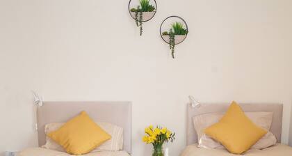 Yellow Haven | Spacious 3 Bd 3 Bath | Free Parking