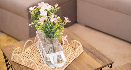 Yellow Haven | Spacious 3 Bd 3 Bath | Free Parking