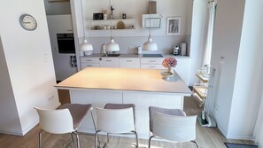 Fridge, oven, stovetop, dishwasher - Vacation cottage Gut Jarnitz (Ralswiek)