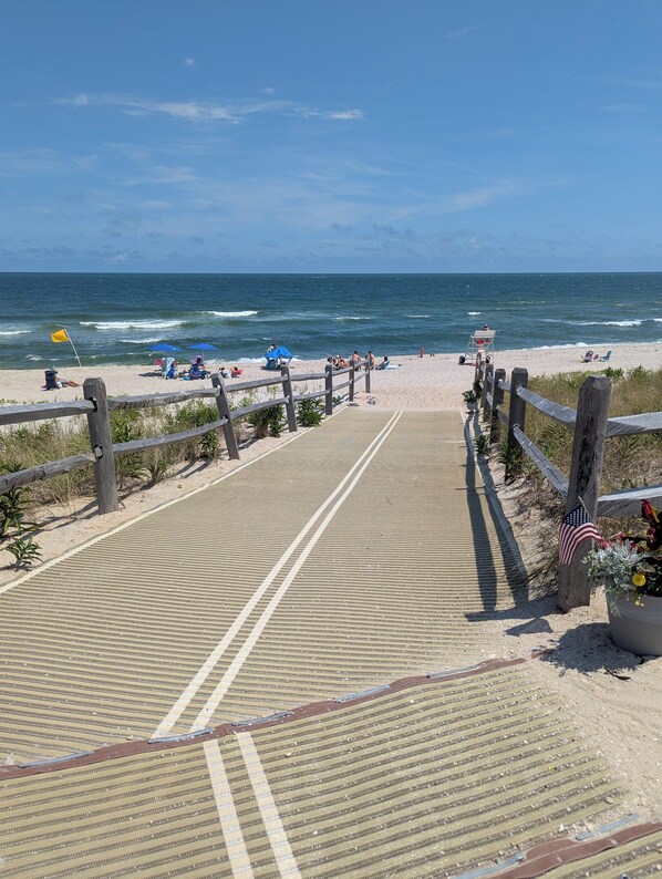Chaises longues, serviettes de plage