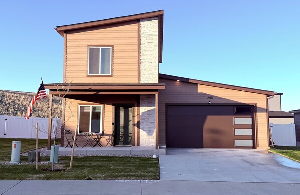 Exterior - NEW house close to CFD/Dwntwn/FWY Perfect for families/couples/business travel (Cheyenne)