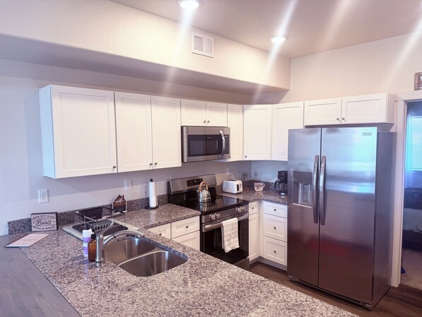 Private kitchen - NEW house close to CFD/Dwntwn/FWY Perfect for families/couples/business travel (Cheyenne)