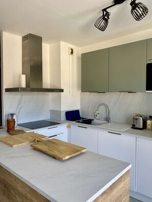 Réfrigérateur, micro-ondes, four, lave-vaisselle