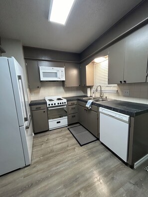 Fridge, microwave, oven, stovetop - The Second House with a Blue Door sleeps up to 8 (Norman)