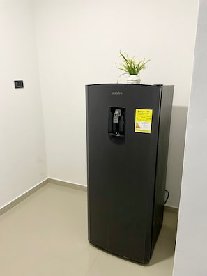 APARTAMENTO 202 A | Private kitchen | Microwave, dishwasher, cookware/dishes/utensils