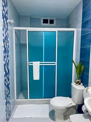 家庭公寓 | 浴室 | 淋浴設備、毛巾、肥皂、洗髮精