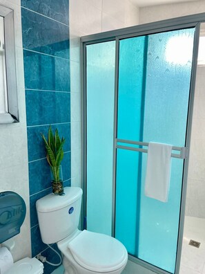 Apartamento família | Banheiro | Chuveiro, toalhas de banho, sabonete, shampoo
