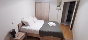 1 bedroom, bed sheets