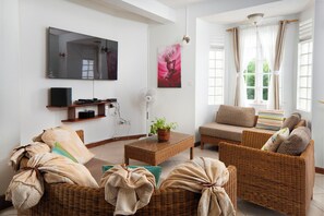 Smart TV - Beach Cove Apartment (Gros-Islet)