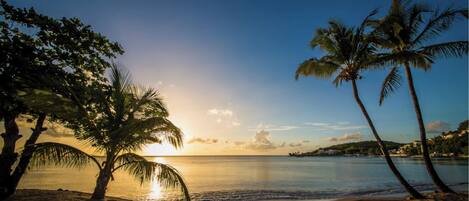 Ranta lähistöllä, aurinkotuoleja, rantapyyhkeitä