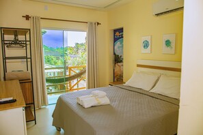 Quarto solteiro conforto, sacada, vista para o pátio | Opções para refeição no quarto