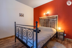 3 bedrooms, iron/ironing board, free WiFi, bed sheets - Gite ROSSANAZ - La compagnie du Bourg (LE CHATELARD)