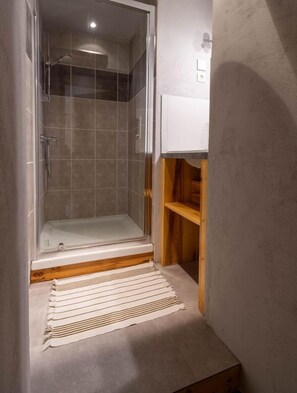 Shower, hair dryer, towels - Gite ROSSANAZ - La compagnie du Bourg (LE CHATELARD)