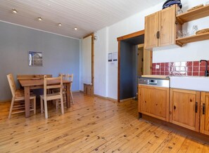 ثلاجة، فرن، موقد طهي مسطح، ماكينة لصنع القهوة/الشاي