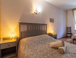 3 bedrooms, iron/ironing board, free WiFi, bed sheets - Gite ROSSANAZ - La compagnie du Bourg (LE CHATELARD)