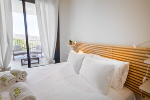 2 makuuhuonetta, tallelokero huoneessa, silitysrauta/-lauta