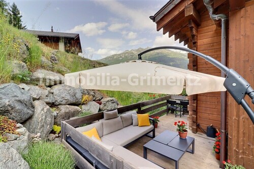 Very comfortable flat on 2 levels for 5 to 6 people, living room with wood-burner, kitchen area with