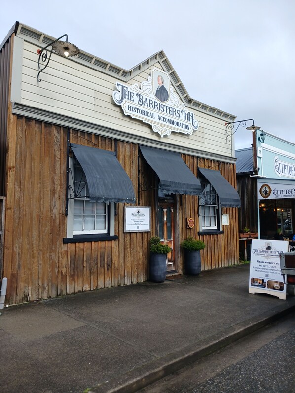 Exterior detail - Family pet friendly bnb in Reefton West Coast. (Reefton)