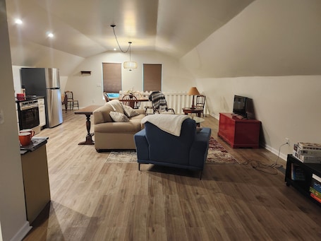 Smart TV. Brand new studio apartment with queen bed, queen pull out, WIFI and AC .