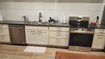 Microonde, forno, piano cottura, lavastoviglie