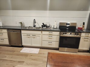 Micro-ondes, four, plaque de cuisson, lave-vaisselle