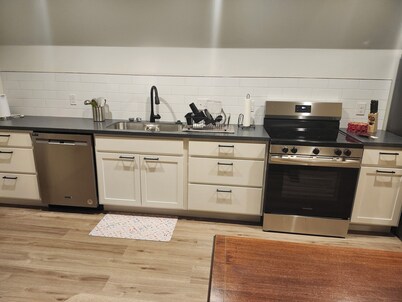 Brand new studio apartment with queen bed, queen pull out, WIFI and AC .