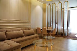 Luxury Suite, City View | Living area