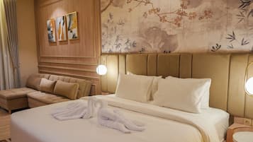 Luxe suite, uitzicht op stad | Een minibar, een kluis op de kamer, een bureau, een laptopwerkplek