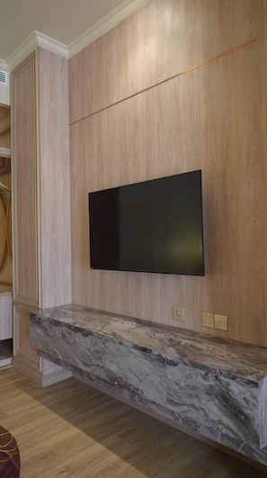 Luxury Suite, City View | Living area