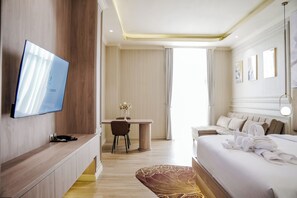 Minibar, caja de seguridad en la habitación y escritorio 