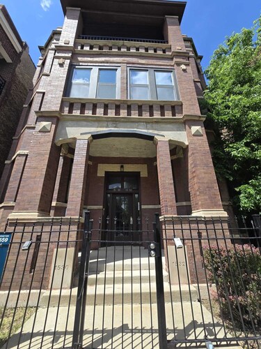 Luxe Loft vibe –4BR/3BA Apt– King Suite-11 minutes from downtown-Families-Groups