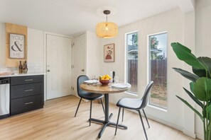 Dining - KING Bed-Super Quiet Neighborhood-Office-Hospital & Hanford (Richland)