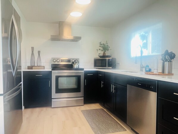 Refrigerador, microondas, horno, placa de cocina