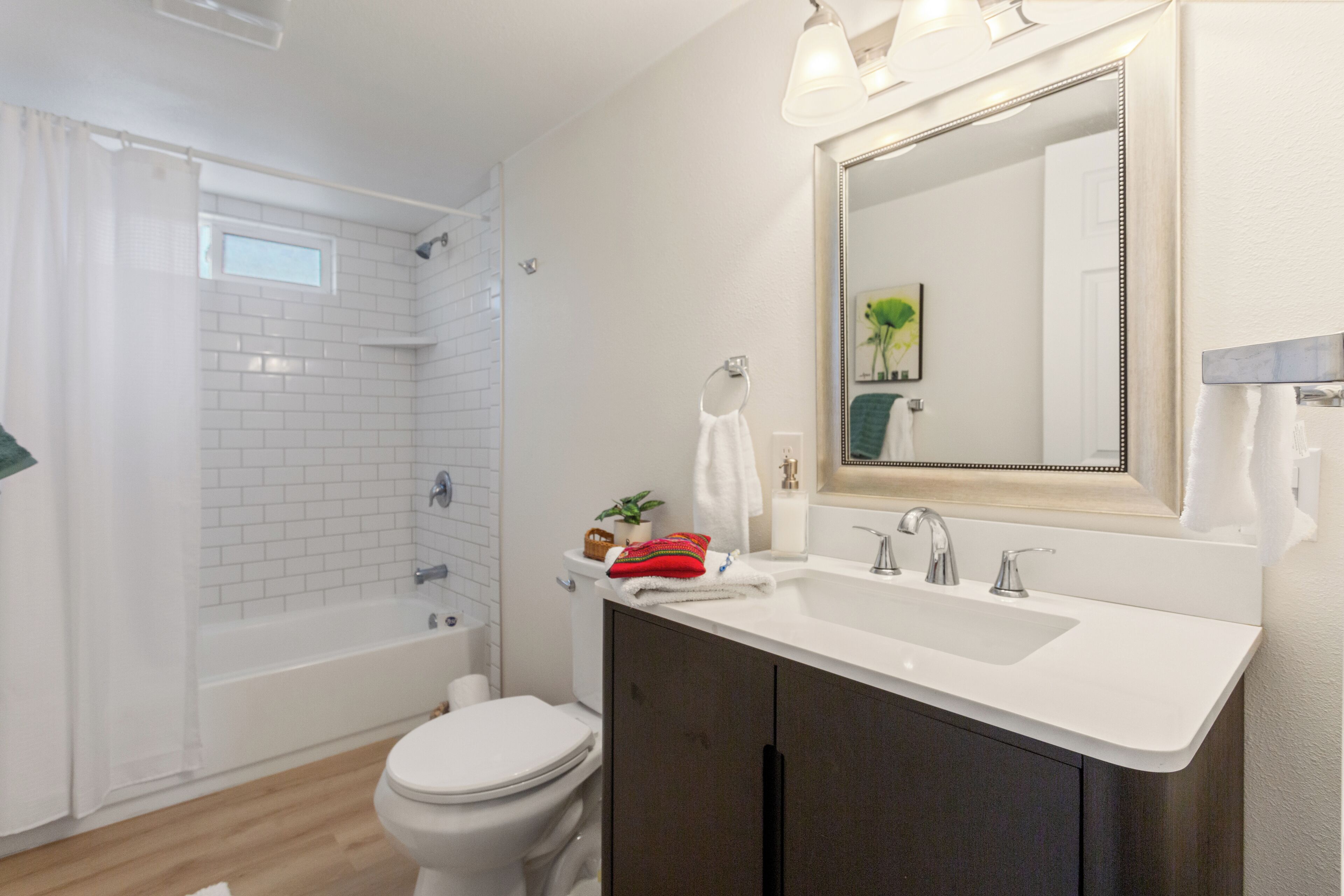 Un baño moderno con bañera, inodoro y lavamanos.