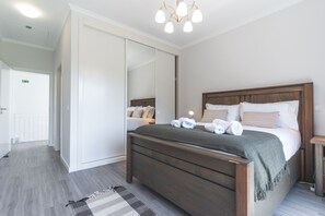 3 habitaciones, tabla de planchar con plancha y cuna de viaje