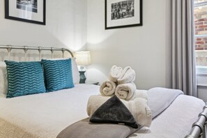 2 habitaciones, escritorio, tabla de planchar con plancha y wifi gratis