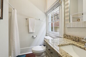 Douche, sèche-cheveux, serviettes fournies, savon