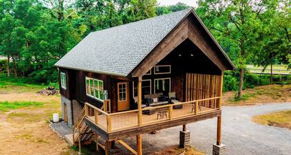 Brand new River Cabin ready for floating swimming or fishing . Close to Skiing!!