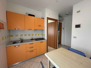 Fridge, stovetop - Holiday apartment mit Klimaanlage und Balkon (San Michele al Tagliamento)