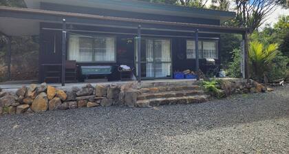 Ruru Retreat - peaceful oasis set off the road, pet friendly!